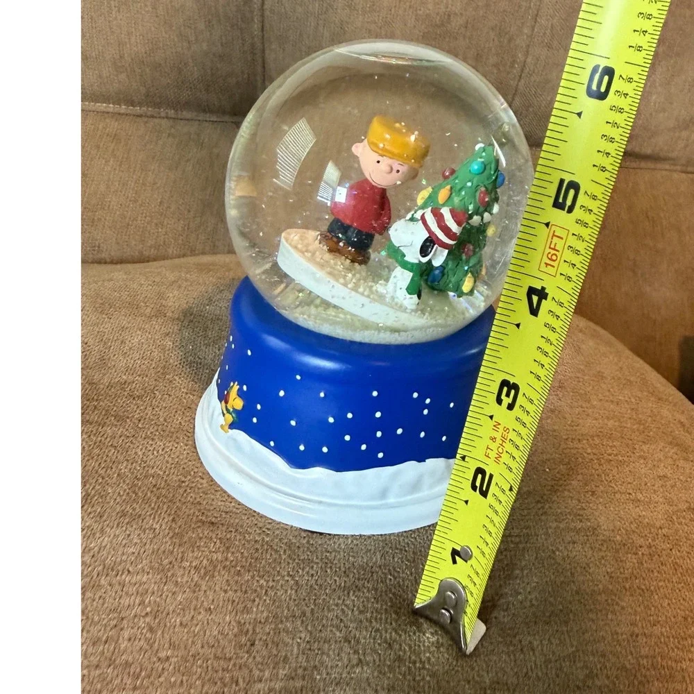 Hallmark Peanuts Musical Snow Globe Charlie Brown Snoopy Christmas Globe 200's